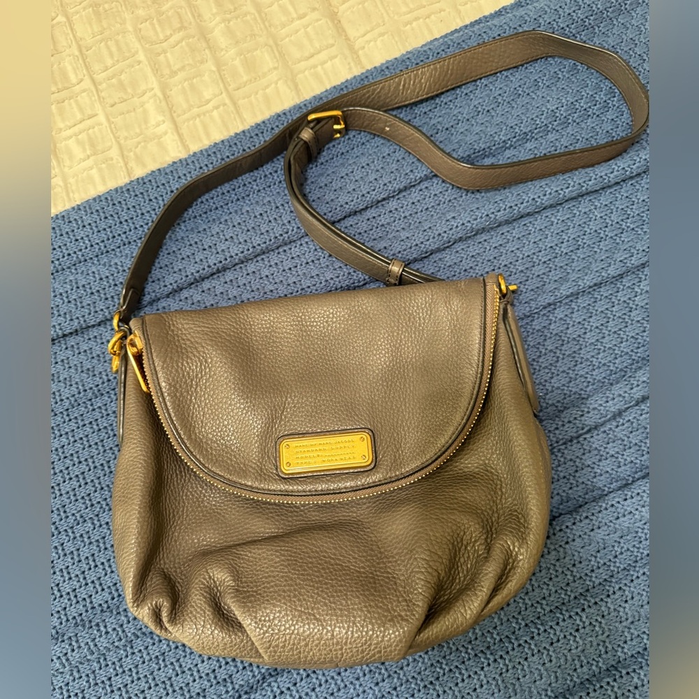 Marc Jacob’s grey crossbody hobo bag.